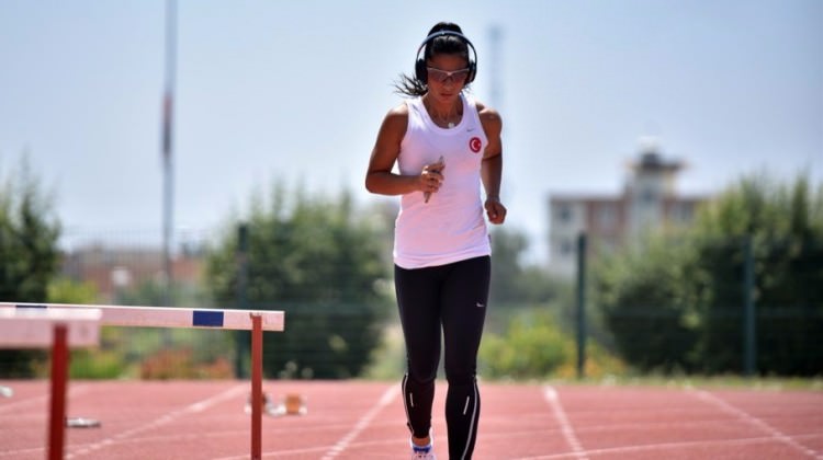 Nevin Yanıt'tan geçmişe dönüş sinyali Nevin Yanıt'tan geçmişe dönüş sinyali