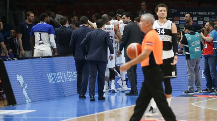 Anadolu Efes-Beşiktaş maçında skandal! Anadolu Efes-Beşiktaş maçında skandal!