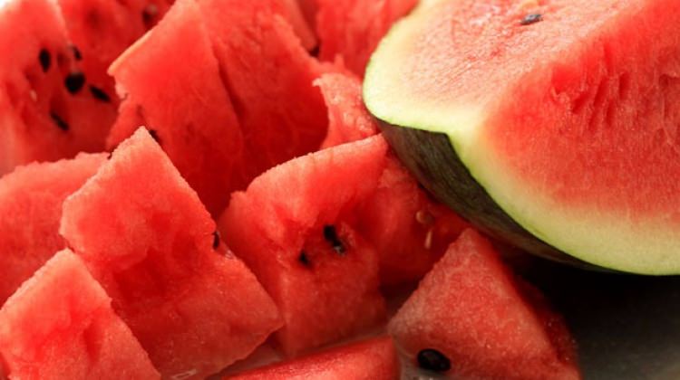 iftarda_karpuz_yiyin_1496475259_4022.jpg