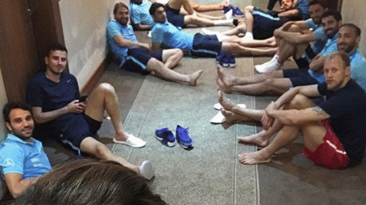 Arda ve arkadaşları kavga sonrası bu pozu verdi Arda ve arkadaşları kavga sonrası bu pozu verdi