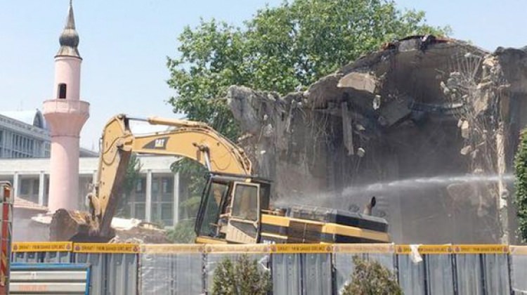 İstanbul'a bir meydan daha! İstanbul'a bir meydan daha!