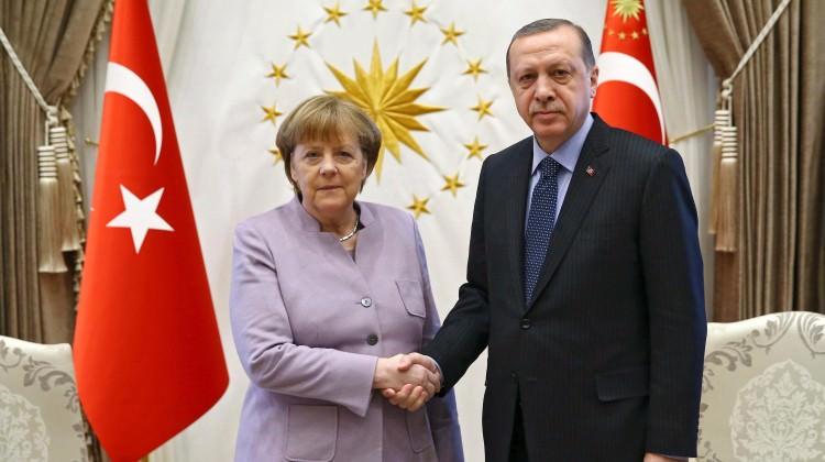 Merkel'den Katar krizinde Türkiye çağrısı!