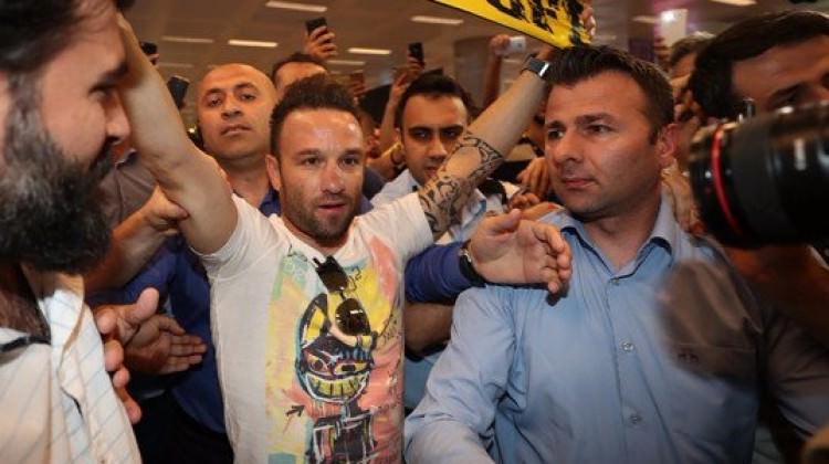 Valbuena'nın F.Bahçe'ye maliyeti resmen açıklandı Valbuena'nın F.Bahçe'ye maliyeti resmen açıklandı