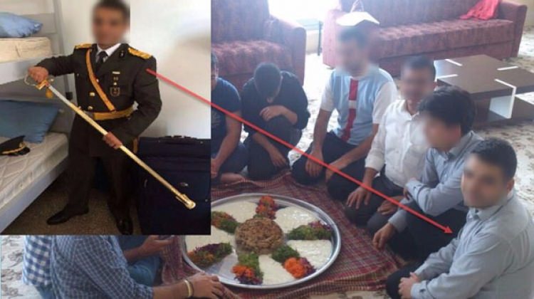 Maklube sofrasında bir üniformalı Maklube sofrasında bir üniformalı