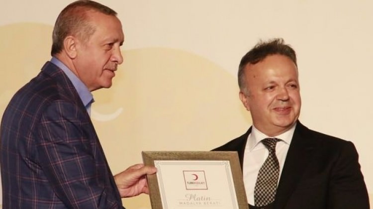 Madalyasını Cumhurbaşkanı Erdoğan'dan aldı Madalyasını Cumhurbaşkanı Erdoğan'dan aldı