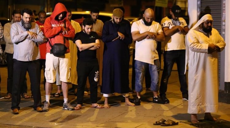 Terör saldırısına namaz kılarak tepki gösterdiler! Terör saldırısına namaz kılarak tepki gösterdiler!