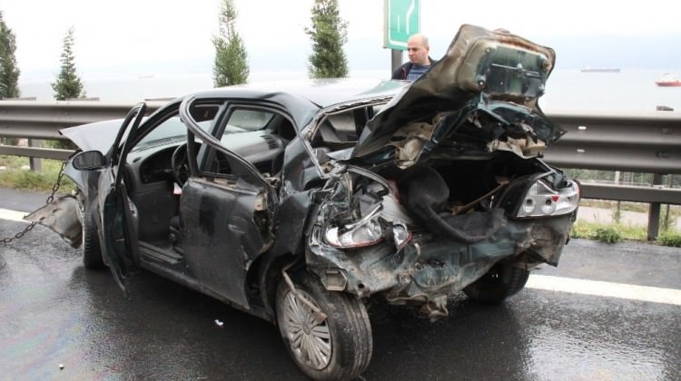 Feci kaza! 2 otomobille 1 tır birbirine girdi Feci kaza! 2 otomobille 1 tır birbirine girdi