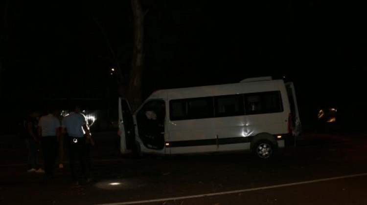 Minibüs ağaca çarptı: 4 yaralı Minibüs ağaca çarptı: 4 yaralı