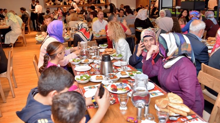Yıldız Holding'den komşularına iftar daveti Yıldız Holding'den komşularına iftar daveti