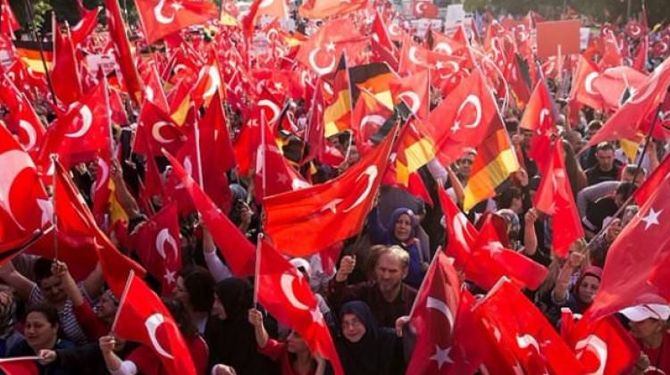 Almanya'da Türkler seçime katılsın diye... Almanya'da Türkler seçime katılsın diye...