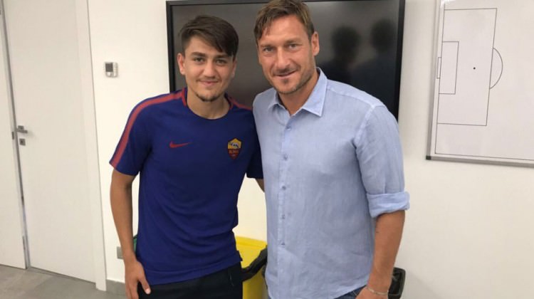 Francesco Totti Roma'da kaldı Francesco Totti Roma'da kaldı