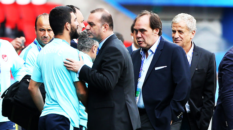 Olay iddia! Arda Turan'ı yumrukladı Olay iddia! Arda Turan'ı yumrukladı