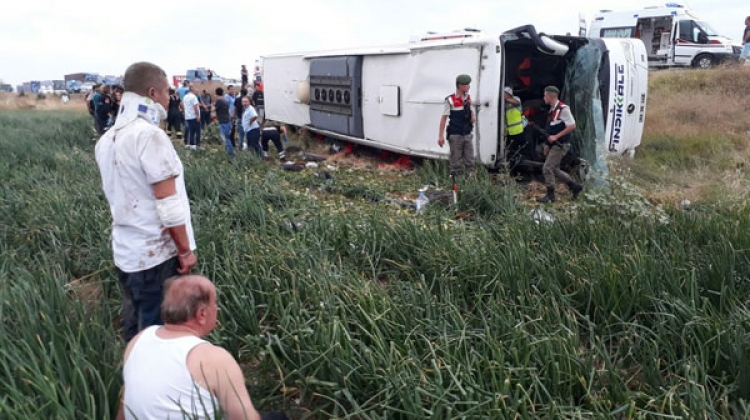 Yolcu otobüsü devrildi: Çok sayıda ölü ve yaralı!