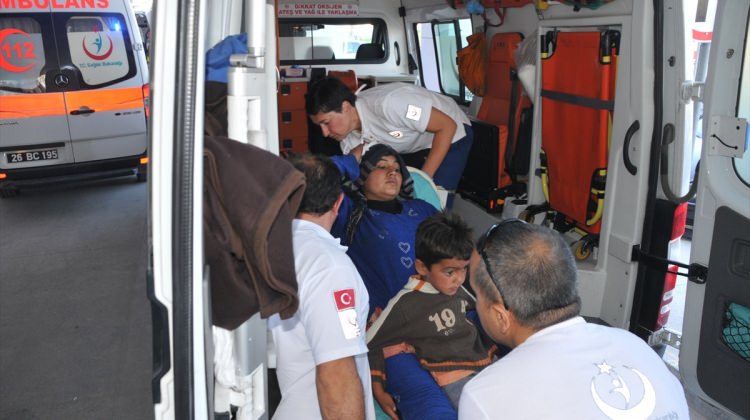 Polatlı'da Suriyeli tarım işçilerini taşıyan kamyonet devrildi: 25 yaralı Polatlı'da Suriyeli tarım işçilerini taşıyan kamyonet devrildi: 25 yaralı
