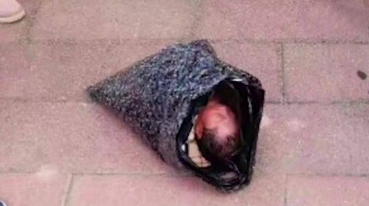 Poşete koyduğu bebeğini kurye ile gönderdi! Poşete koyduğu bebeğini kurye ile gönderdi!