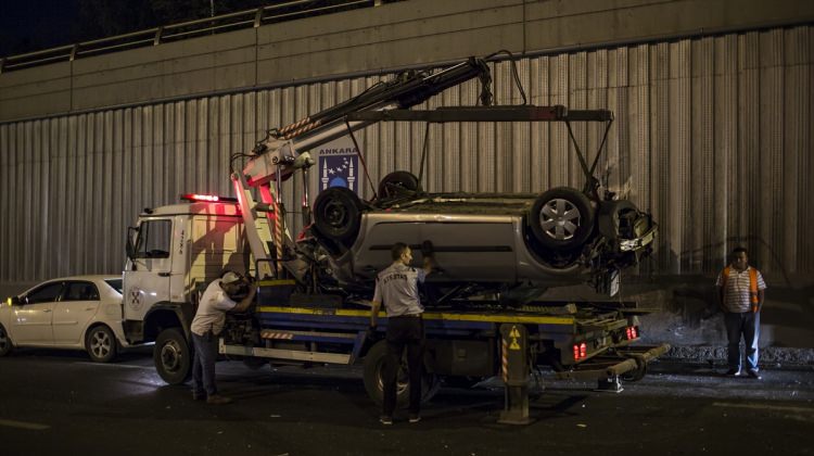 Başkentte alt geçitte iki otomobil çarpıştı Başkentte alt geçitte iki otomobil çarpıştı