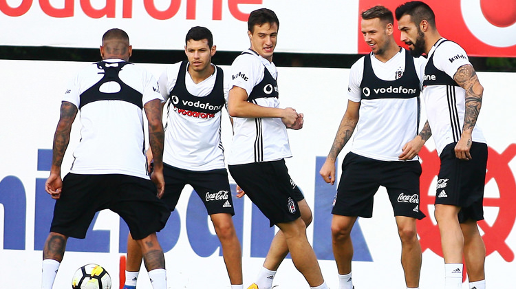 Beşiktaş'a piyango! Medel geldi o gidiyor Beşiktaş'a piyango! Medel geldi o gidiyor