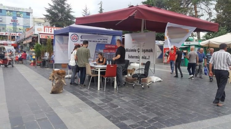 Fabrikada çalışacak işçi bulamayınca stand açtılar Fabrikada çalışacak işçi bulamayınca stand açtılar