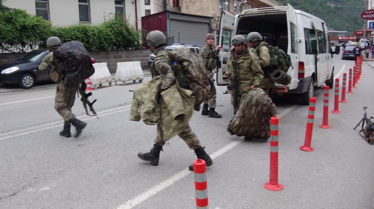 Trabzon ayakta, asker ve polis sıkıştırıyor Trabzon ayakta, asker ve polis sıkıştırıyor