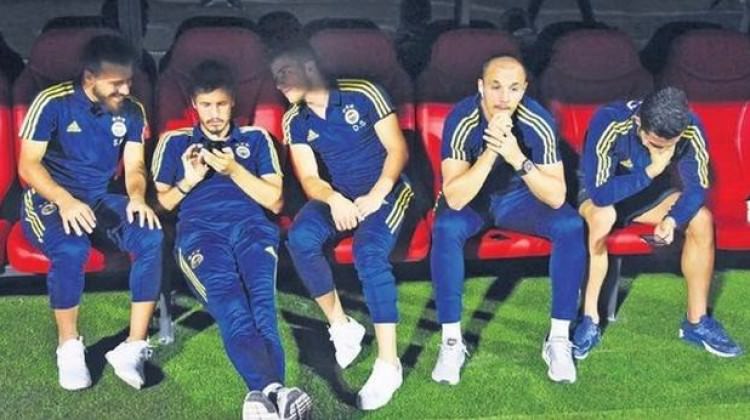Fenerbahçe yedek kulübesinde şok görüntü! Fenerbahçe yedek kulübesinde şok görüntü!