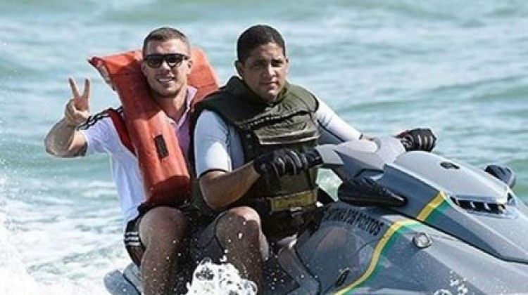 Podolski'yi "sığınmacı" yaptılar Podolski'yi "sığınmacı" yaptılar