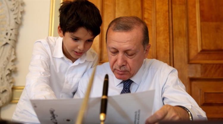 Erdoğan iki fotoğrafın da hikayesini anlattı Erdoğan iki fotoğrafın da hikayesini anlattı