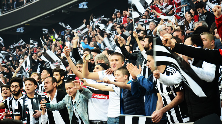 Beşiktaş taraftarı yasağı deldi! Beşiktaş taraftarı yasağı deldi!
