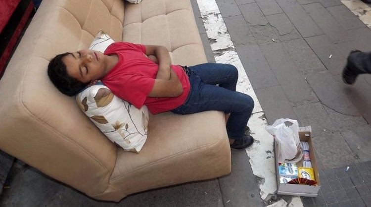 Hayatın yorgunluğuna dayanamayıp uyuyakaldı Hayatın yorgunluğuna dayanamayıp uyuyakaldı