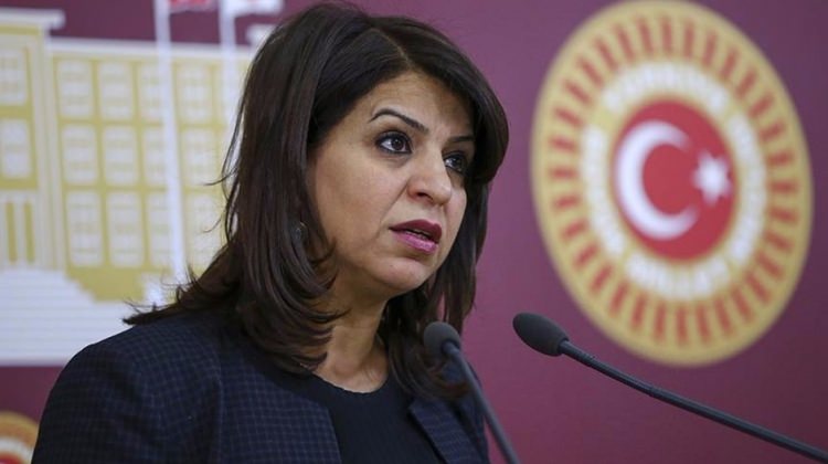 HDP'li vekil evinin önünde gözaltına alındı HDP'li vekil evinin önünde gözaltına alındı