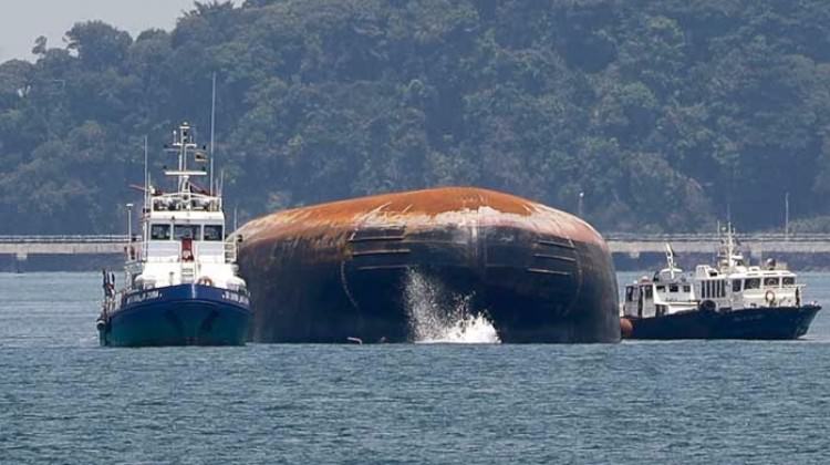 Singapur'da iki gemi çarpıştı! 2 ölü 3 kayıp Singapur'da iki gemi çarpıştı! 2 ölü 3 kayıp