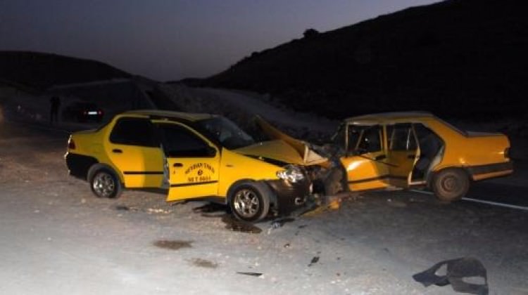 Sivas'ta iki otomobil çarpıştı: 5 yaralı Sivas'ta iki otomobil çarpıştı: 5 yaralı