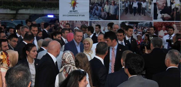 AK Parti'nin iftarında ilginç pankart AK Parti'nin iftarında ilginç pankart