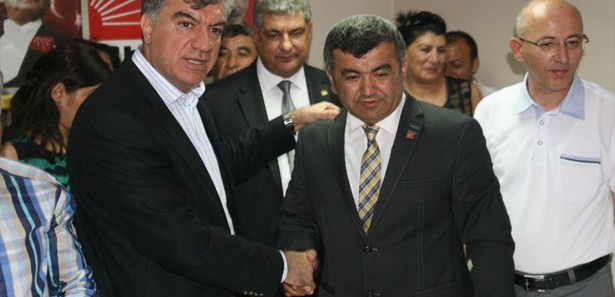 AK Parti'ye seçim öncesi İzmir'de büyük şok AK Parti'ye seçim öncesi İzmir'de büyük şok