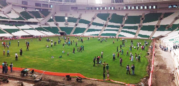 Arena ziyarete açıldı, gelenler çimleri ezdi