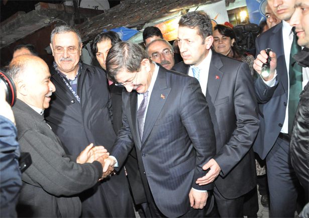Davutoğlu da o köye kayıtsız kalmadı Davutoğlu da o köye kayıtsız kalmadı
