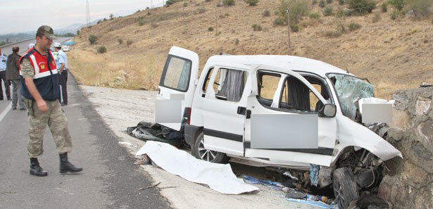Erzincan'da feci kaza: 2 ölü Erzincan'da feci kaza: 2 ölü