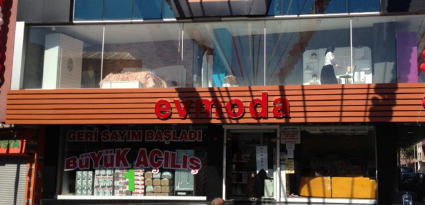 EVMODA, 6. mağazasını Sefaköy'de açtı EVMODA, 6. mağazasını Sefaköy'de açtı
