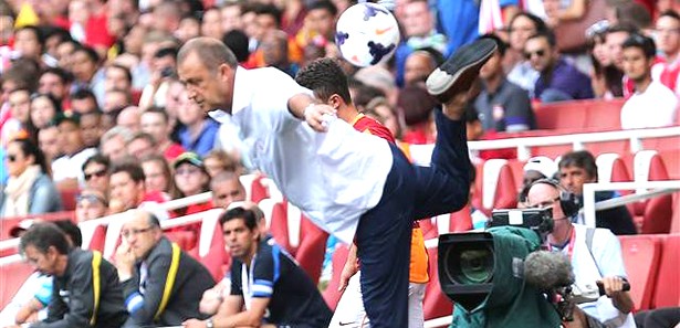 Fatih Terim Emirates'i ayağa kaldırdı Fatih Terim Emirates'i ayağa kaldırdı