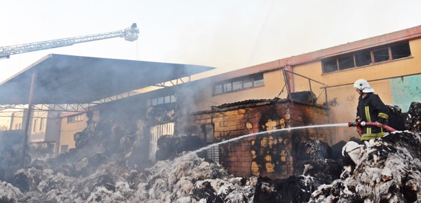 Gaziantep'te iplik fabrikası kül oldu Gaziantep'te iplik fabrikası kül oldu