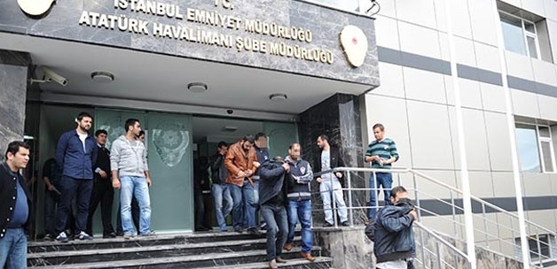 Havalimanı'ndaki kargo çetesi çökertildi Havalimanı'ndaki kargo çetesi çökertildi