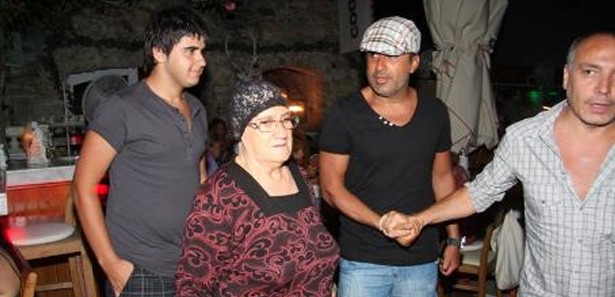 Küçük Emrah'ın oğluna yaptığına bakın! Küçük Emrah'ın oğluna yaptığına bakın!