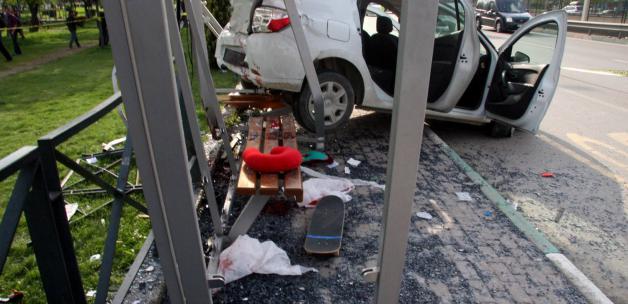 Otobüs durağına daldı: 2 ölü, 2 Yaralı! Otobüs durağına daldı: 2 ölü, 2 Yaralı!