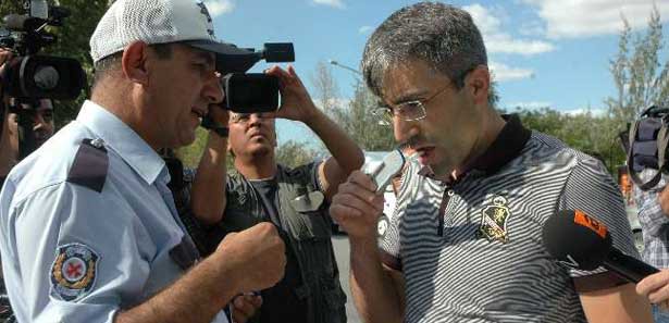 Polislerden sürücülere uyuşturucu testi Polislerden sürücülere uyuşturucu testi