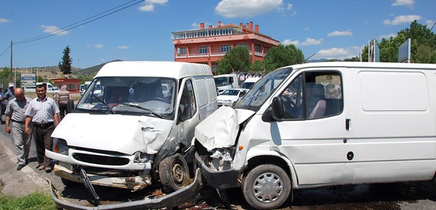 Sındırgı'da trafik kazası: 3 yaralı Sındırgı'da trafik kazası: 3 yaralı
