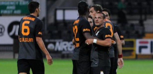 Sneijder'ın müthiş golü galibiyeti getirdi! Sneijder'ın müthiş golü galibiyeti getirdi!
