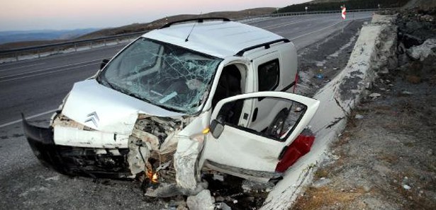 Sakarya'da trafik kazası: 2 ölü Sakarya'da trafik kazası: 2 ölü