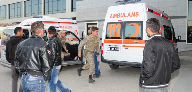 Van'da askeri araç devrildi: 4 yaralı! Van'da askeri araç devrildi: 4 yaralı!