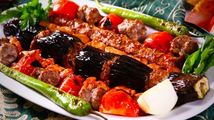 Bir adamın gömleğiyle yaz için yeni kıyafetler. Kendinizi yeniden yapılandırma Bir adamın gömleğiyle yaz için yeni kıyafetler. Kendinizi yeniden yapılandırma