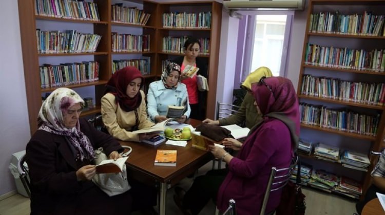 Güne gitmek yerine kitap okuyorlar Güne gitmek yerine kitap okuyorlar