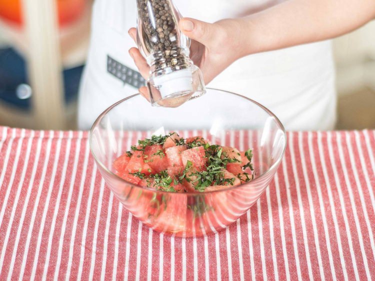 Cevizli karpuz salatası tarifi Cevizli karpuz salatası tarifi